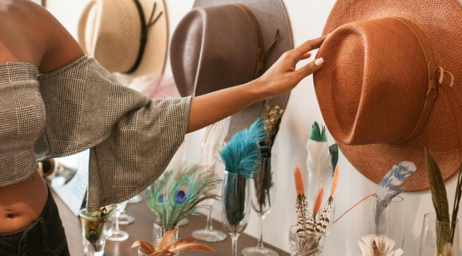 kobieta sięgająca po kapelusz