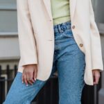 Beżowa marynarka w codziennej stylizacji z jeansami