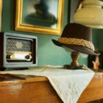 retro radio w starodawnym wnętrzu