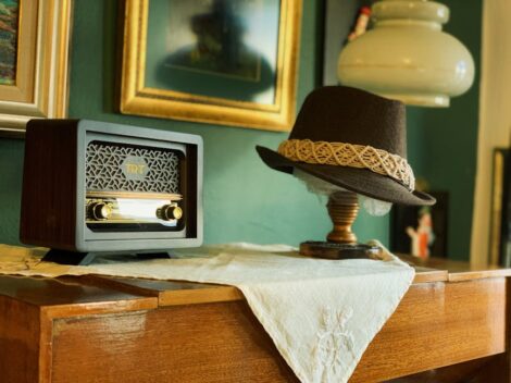retro radio w starodawnym wnętrzu