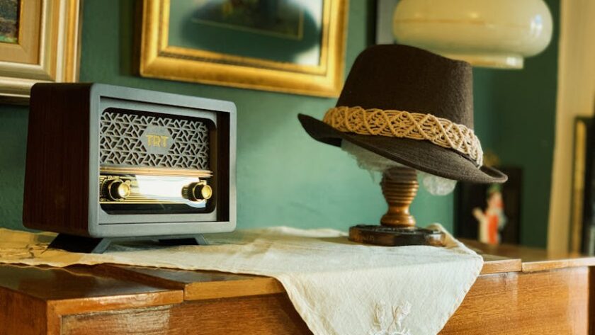retro radio w starodawnym wnętrzu