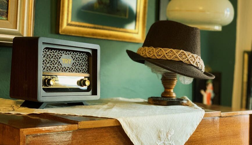 retro radio w starodawnym wnętrzu